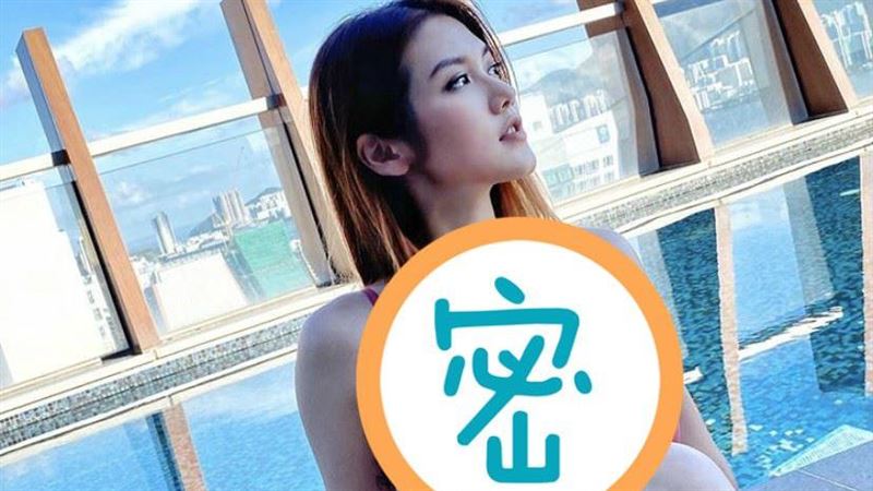 肩帶只有一邊！　巨乳女星雙峰快掉出