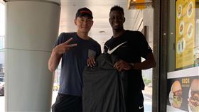 吳岱豪贈送給班霸一套西裝。（圖／翻攝自陳立宗臉書）