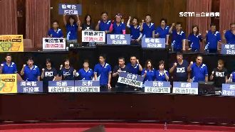 國民黨大鬧場內砸台　場外群眾僅百人