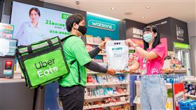 Uber Eats 宣布與連鎖藥妝龍頭屈臣氏合作，擴大外送版圖至美妝保養、日用品、保健品。（圖／Uber Eats提供）