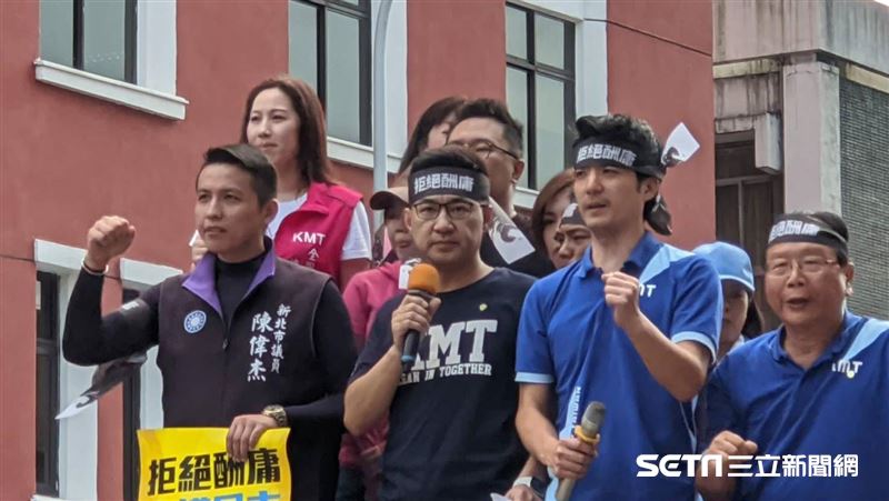 尷尬…江啟臣被深藍群眾嗆：軟腳蝦！