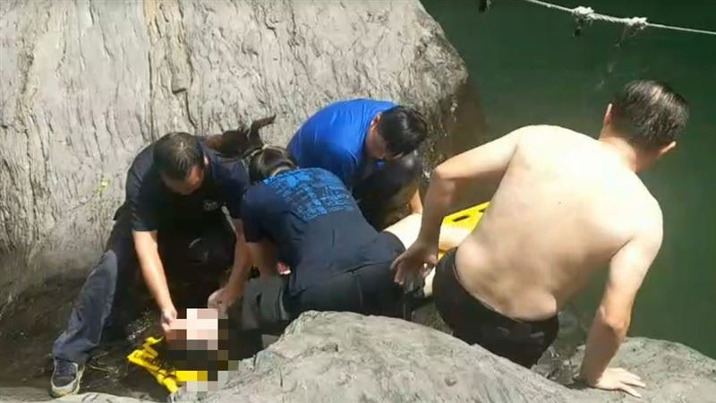 澳男武潭瀑布溺水命危　父傳真：拔管