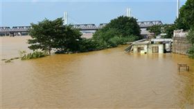 中國長江流城近期面臨暴雨和水患，災情嚴重的江西省省會南昌市周邊縣鎮鄉村日前遭洪水圍困72小時。圖為12日贛江南昌段周遭災情。（圖／中新社提供）

