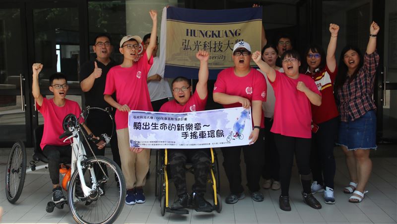 身障生挑戰極限　手搖車完成環島旅行