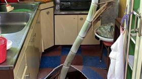 1個月沒回老家…廚房驚見「2公尺竹子」！貫穿地板他看▲。（圖／翻攝自@ma_Estate Twitter）