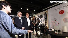 經濟部工業局楊伯耕副局長與資策會蕭博仁副執行長參觀5G實證場域展示廠商