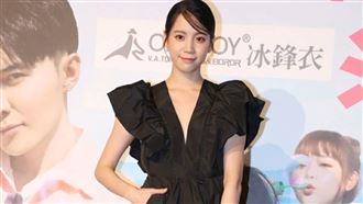 上下齊露側面也開！程予希深V辣登場