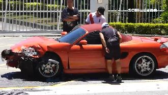 路口未減速　保時捷開太快追撞休旅車