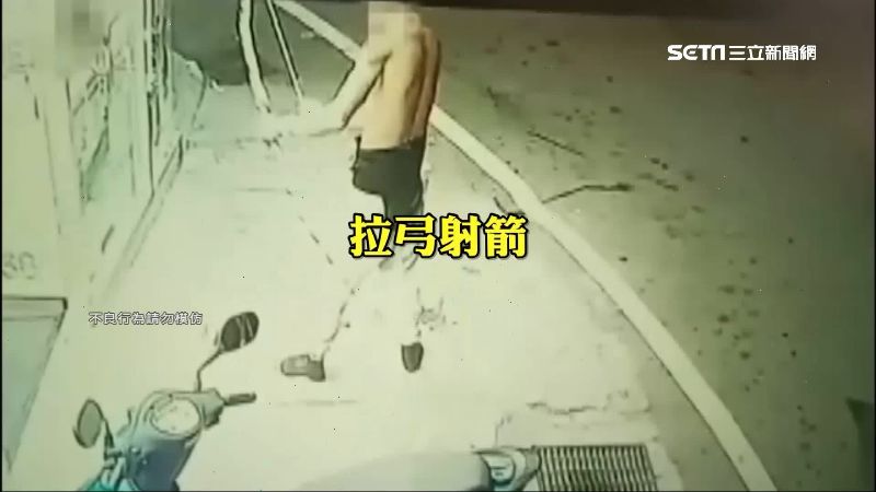 嫌不夠女人味　男闖超商持弓箭射店員