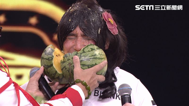 男星「西瓜砸臉」求笑果　澎恰恰看傻
