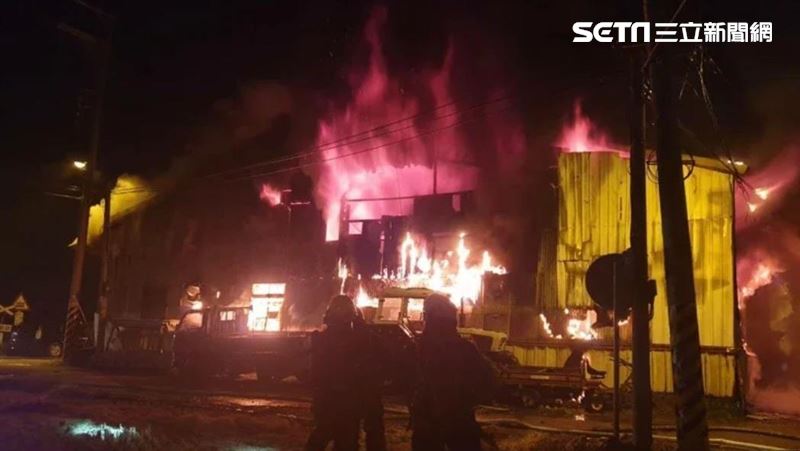 台中汽修廠大火　烈焰夾帶爆炸聲