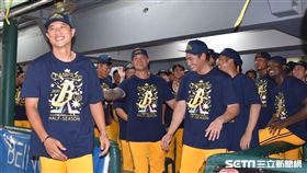 ▲中信兄弟奪得上半季冠軍，總教練丘昌榮受訪時落淚。（圖／記者王怡翔攝影）