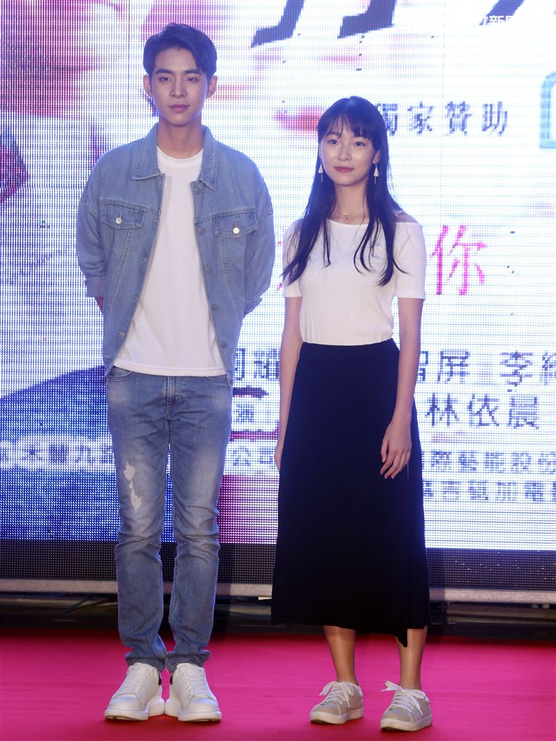 「打噴嚏」演員蘇品杰、王子涵。（記者邱榮吉/攝影）