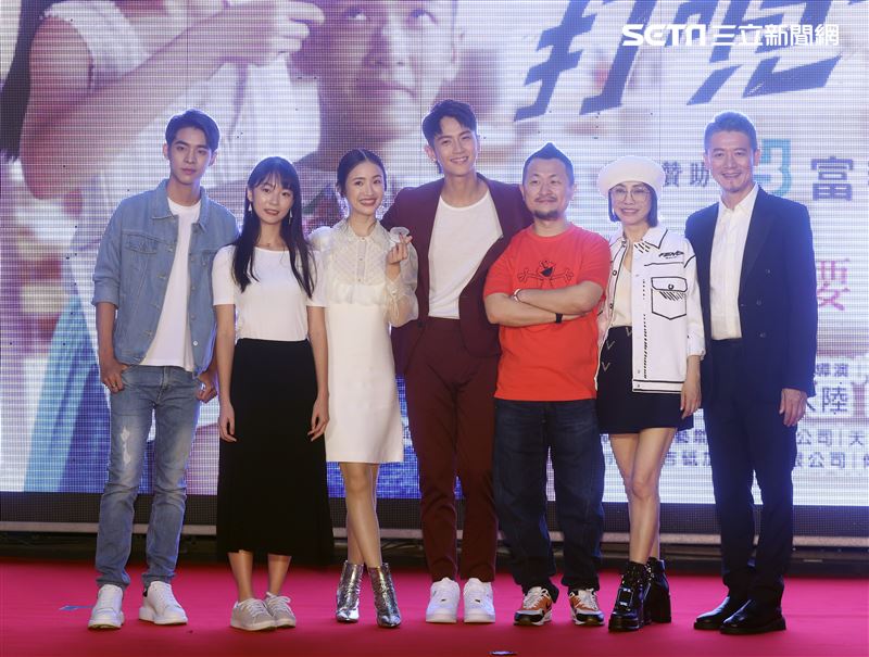 「打噴嚏」演員蘇品杰、王子涵、林依晨、柯震東、九把刀、柴智屏、柯耀宗。（記者邱榮吉/攝影）