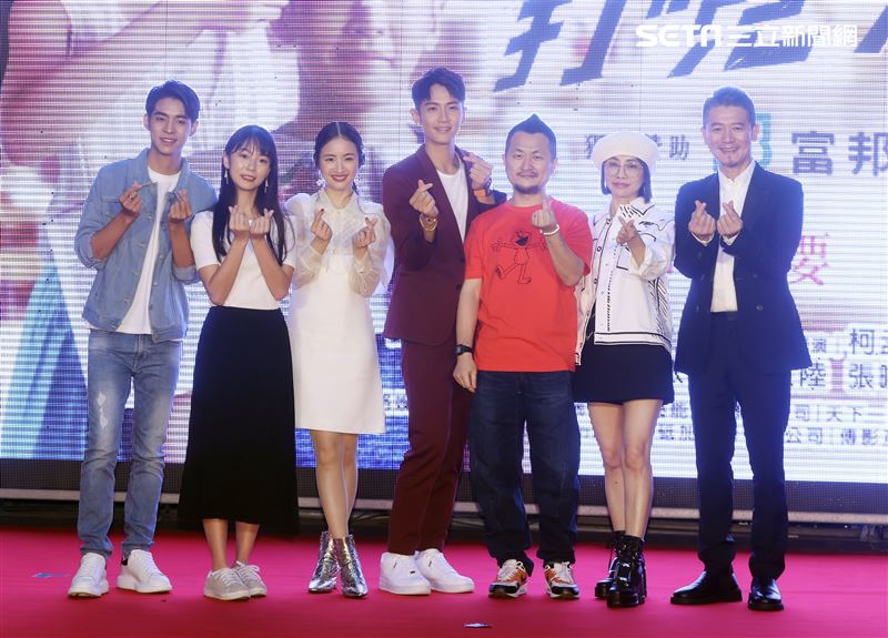 「打噴嚏」演員蘇品杰、王子涵、林依晨、柯震東、九把刀、柴智屏、柯耀宗。（記者邱榮吉/攝影）