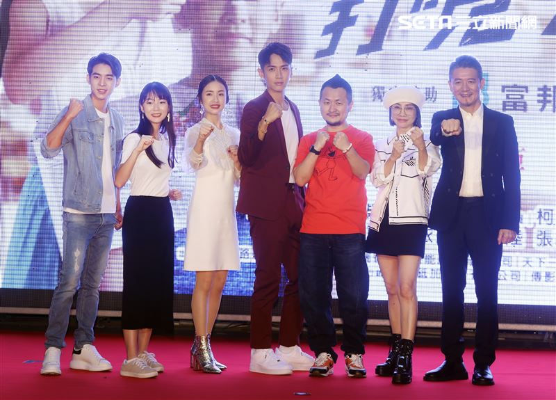 「打噴嚏」演員蘇品杰、王子涵、林依晨、柯震東、九把刀、柴智屏、柯耀宗。（記者邱榮吉/攝影）