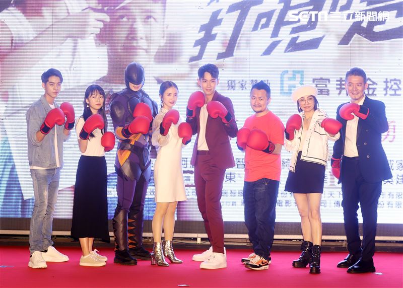「打噴嚏」演員蘇品杰、王子涵、林依晨、柯震東、九把刀、柴智屏、柯耀宗。（記者邱榮吉/攝影）
