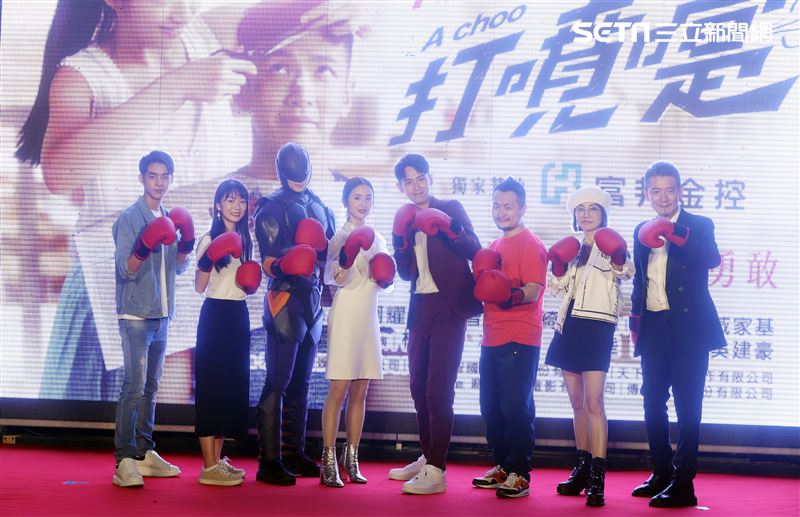 「打噴嚏」演員蘇品杰、王子涵、林依晨、柯震東、九把刀、柴智屏、柯耀宗。（記者邱榮吉/攝影）