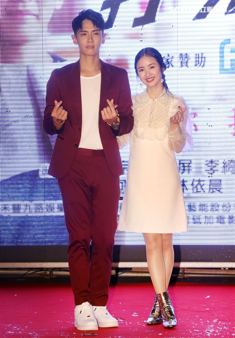 「打噴嚏」演員柯震東、林依晨。（記者邱榮吉/攝影）