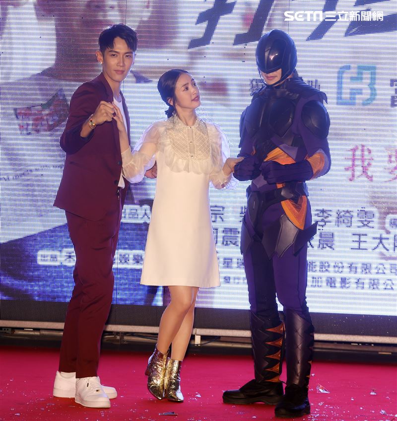 「打噴嚏」演員柯震東、林依晨，以及為「溫太醫」張曉龍配音的禾浩辰。（記者邱榮吉/攝影）