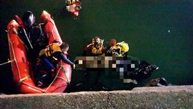 計程車衝入台中港4死　救援畫面曝光（圖／翻攝畫面）