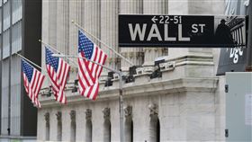 疫情憂慮再起  美股道瓊指數暴跌1861點美股當地時間11日因投資人擔憂疫情捲土重來而重挫，道瓊工業指數暴跌1861點，創近3個月來最糟表現。圖為華爾街路標與紐約證券交易所。中央社記者尹俊傑紐約攝  109年6月12日