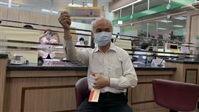 民眾秒領到三倍券。（圖／記者陳宜加攝影）