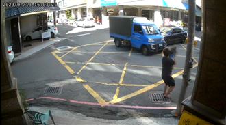 畫面曝光！父女險被掃飛　網讚神老爸