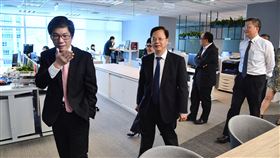 龔明鑫參訪上緯新能源全新企業總部（1）上緯新能源股份有限公司新企業總部14日啟用，國發會主委龔明鑫（前左2）前往參訪，由上緯新能源執行長林雍堯（前左）導覽介紹。中央社記者王飛華攝　109年7月14日