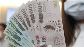 民眾開心展示三倍券振興三倍券15日正式上路，看好商機，4大超商都有推出領券優惠，民眾在統一超商領取後，開心展示三倍券供媒體拍攝。中央社記者張新偉攝  109年7月15日