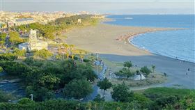 旗津水域規劃分區遊憩高雄市旗津區擁有漂亮沙灘和國際級夕陽美景，吸引很多衝浪玩家與遊客，為提升民眾戲水安全，高雄市政府經專業劃設，將水域分為親水體驗區、動力區等，並公告即日起休憩需依規定使用。（高雄市觀光局提供）中央社記者王淑芬傳真　109年7月14日