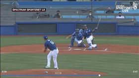 ▲貝茲（Mookie Betts）高爾夫式揮擊開轟。（圖／翻攝自MLB官網）