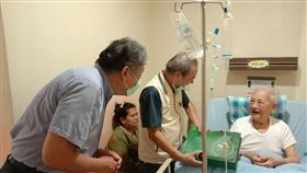 近百歲老榮民骨折　社區服務員及時發現助就醫9旬澎湖張姓獨居老榮民最近在家中摔倒骨折，所幸社區服務員訪視時發現，及時送醫治療，目前住院觀察中。澎湖榮服處14日前往探視，請張姓老榮民安心靜養。（澎湖榮服處提供）中央社　109年7月14日