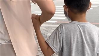 計程車墜海4死　運將妻拉稚兒悲認屍