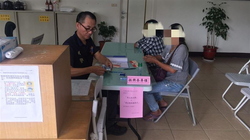 幫偏鄉代購三倍券　鳳林分局分流民眾