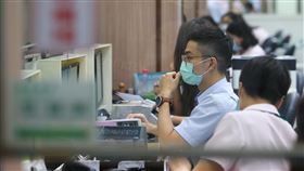 郵局開賣三倍券首日  網路當機13分鐘全台1299間郵局15日上午8時30分，開賣紙本振興三倍券；上午9時49分發生網路系統當機13分鐘，上午10時2分修復。圖為北門郵局工作人員作業情形。中央社記者謝佳璋攝  109年7月15日