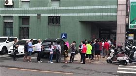 三倍券上路　李來希轟：排到嘴歪眼斜
圖／翻攝自李來希臉書