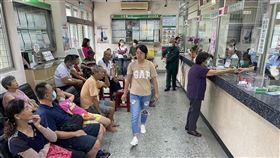 郵局發售三倍券短暫當機  國姓民眾等候振興三倍券15日上路，上午出現短暫當機斷線情形，國姓郵局內有多人等候，郵局人員說，經回報得知是全國問題。中央社記者蕭博陽南投縣攝  109年7月15日