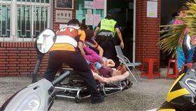 趕買三倍券  台南麻豆郵局婦女疑血糖過低倒地振興三倍券紙本券15日開賣，台南市麻豆郵局一名婦女抽了號碼牌後突然軟腳倒地，現場警戒的麻豆派出所警員隨即通知消防局趕來救護，警消初判可能是血糖過低。（讀者提供）中央社記者張榮祥台南傳真  109年7月15日