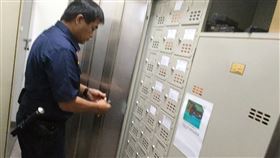 偏鄉三倍券鎖槍櫃保管紙本振興三倍券15日發放，台東金峰鄉沒有郵局和超商，由警局分駐所代為發放，員警將三倍券鎖在槍櫃中，嚴密保管。中央社記者盧太城台東攝  109年7月15日