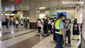 大批旅客擠在忠孝復興站內。（圖／讀者提供）