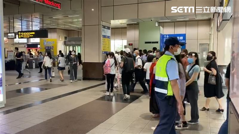 快訊／北捷忠孝復興斷電　旅客困電梯