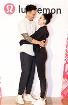 王陽明、蔡詩芸攜手出席運動品牌開幕，甜蜜分享熱汗生活方式。（記者邱榮吉/攝影）