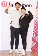王陽明、蔡詩芸攜手出席運動品牌開幕，甜蜜分享熱汗生活方式。（記者邱榮吉/攝影）