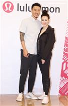 王陽明、蔡詩芸攜手出席運動品牌開幕，甜蜜分享熱汗生活方式。（記者邱榮吉/攝影）