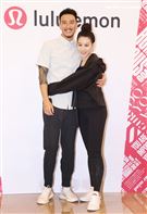 王陽明、蔡詩芸攜手出席運動品牌開幕，甜蜜分享熱汗生活方式。（記者邱榮吉/攝影）