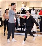 王陽明、蔡詩芸攜手出席運動品牌開幕，甜蜜分享熱汗生活方式。（記者邱榮吉/攝影）