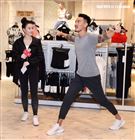 王陽明、蔡詩芸攜手出席運動品牌開幕，甜蜜分享熱汗生活方式。（記者邱榮吉/攝影）