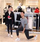 王陽明、蔡詩芸攜手出席運動品牌開幕，甜蜜分享熱汗生活方式。（記者邱榮吉/攝影）