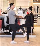 王陽明、蔡詩芸攜手出席運動品牌開幕，甜蜜分享熱汗生活方式。（記者邱榮吉/攝影）